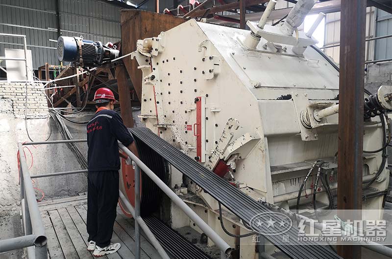 紅星CI系列反擊石頭破碎機現(xiàn)場 紅星CI系列反擊石頭破碎機現(xiàn)場
