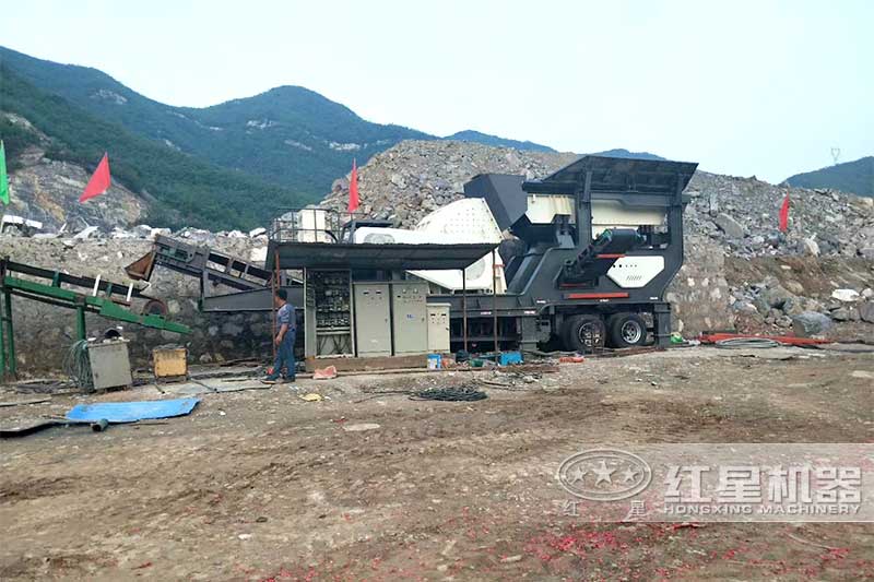 移動重錘式破碎機現(xiàn)場 移動重錘式破碎機現(xiàn)場