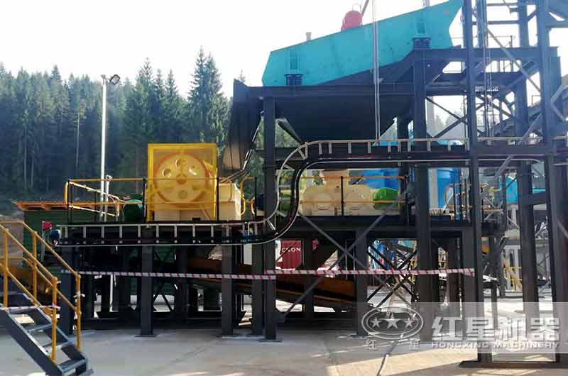 對輥式制砂機(jī)現(xiàn)場 對輥式制砂機(jī)現(xiàn)場