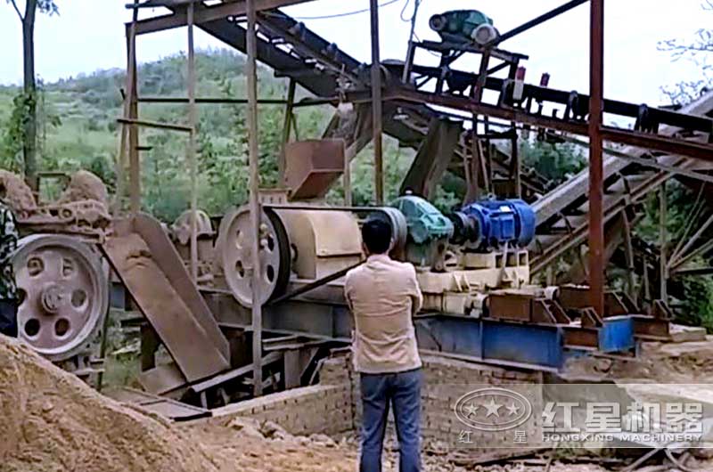 對輥式制砂機(jī)制砂 對輥式制砂機(jī)制砂