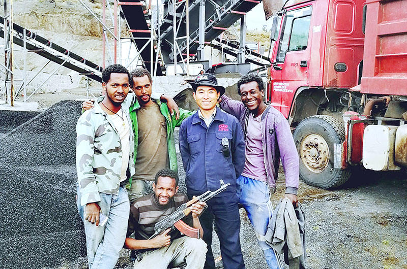 紅星技術(shù)人員和國外用戶合影留念 紅星技術(shù)人員和國外用戶合影留念