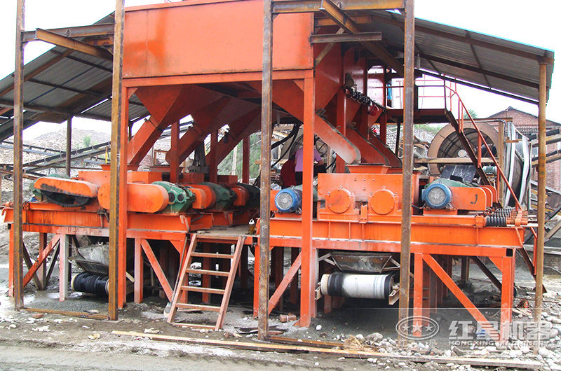 對輥式制砂機生產(chǎn)現(xiàn)場 對輥式制砂機生產(chǎn)現(xiàn)場