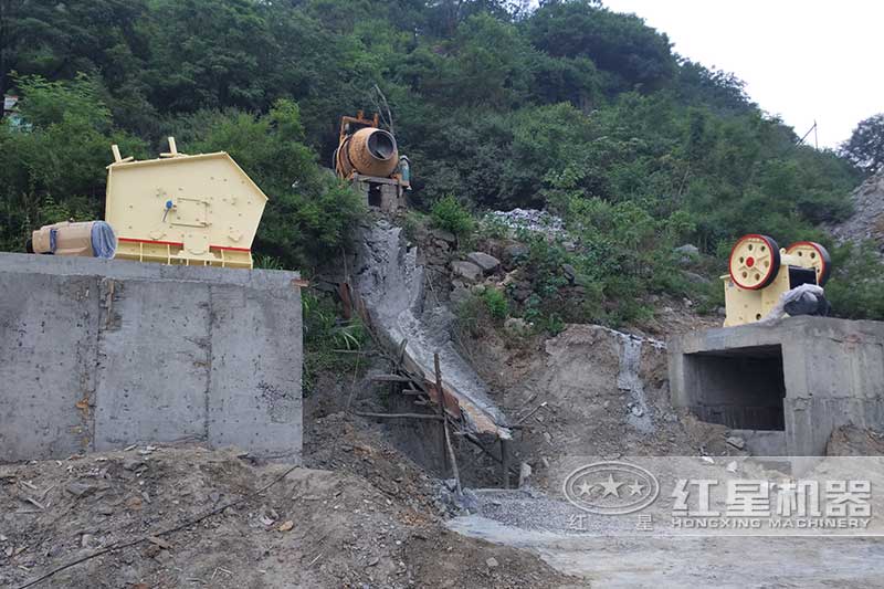 小型碎石粉碎機(jī)械作業(yè)現(xiàn)場(chǎng) 小型碎石粉碎機(jī)械作業(yè)現(xiàn)場(chǎng)