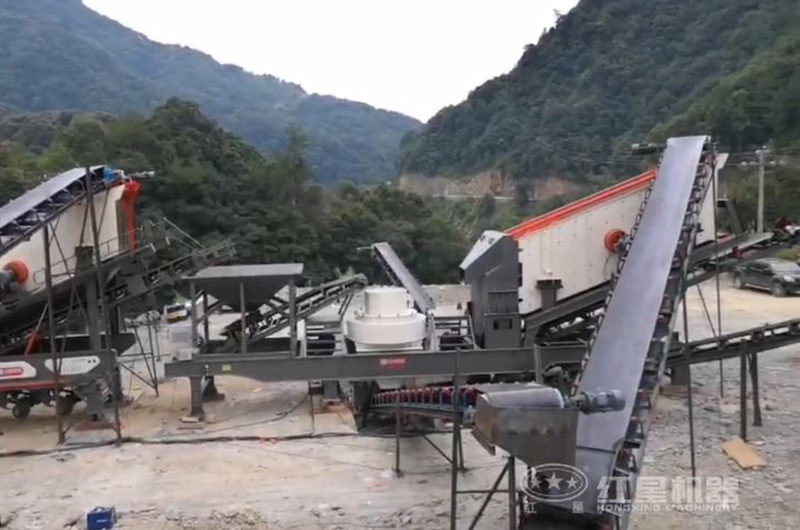 輪胎移動(dòng)制砂機(jī)多機(jī)作業(yè)現(xiàn)場圖