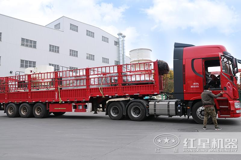 大型破碎機設備發(fā)貨現(xiàn)場