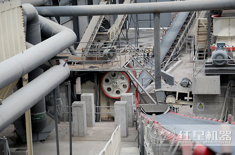 顎式破碎機(jī)破碎現(xiàn)場(chǎng)圖