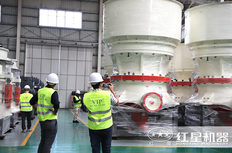 用戶參觀圓錐式破碎制砂機(jī)車間現(xiàn)場