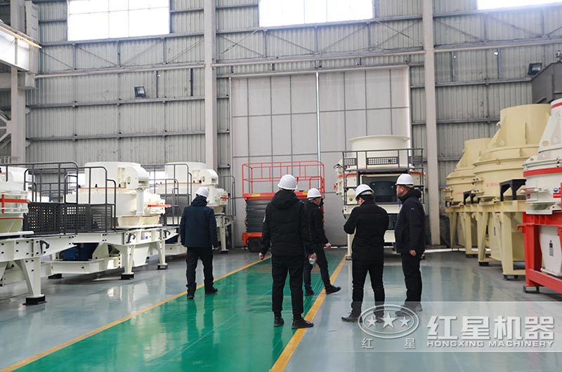 紅星廠家客戶參觀制砂機(jī)械設(shè)備生產(chǎn)車間 紅星廠家客戶參觀制砂機(jī)械設(shè)備生產(chǎn)車間