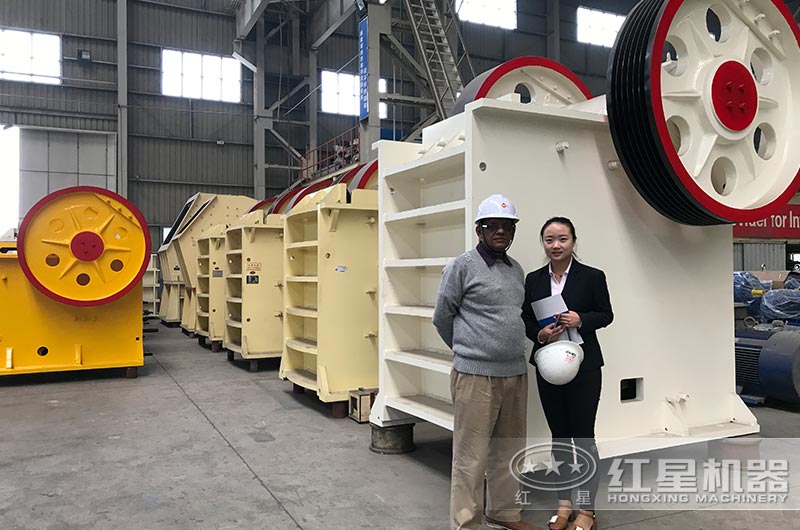 用戶在大型鄂式破碎機(jī)設(shè)備車間留影 用戶在大型鄂式破碎機(jī)設(shè)備車間留影