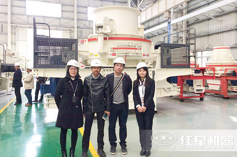 HVI制砂機參觀現(xiàn)場—用戶合影留念 HVI制砂機參觀現(xiàn)場—用戶合影留念