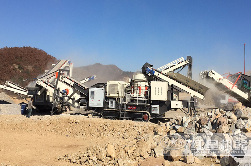 油電兩用的移動花崗巖破碎機作業(yè)現(xiàn)場 油電兩用的移動花崗巖破碎機作業(yè)現(xiàn)場