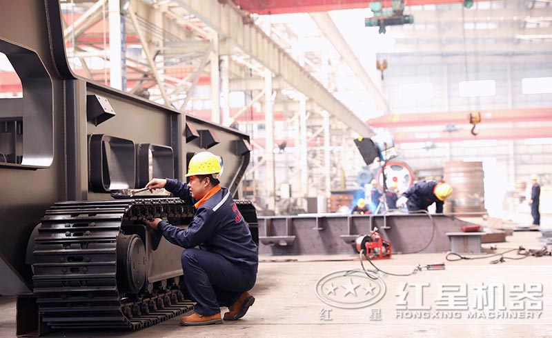 紅星履帶移動(dòng)反擊式破碎機(jī)車間 紅星履帶移動(dòng)反擊式破碎機(jī)車間