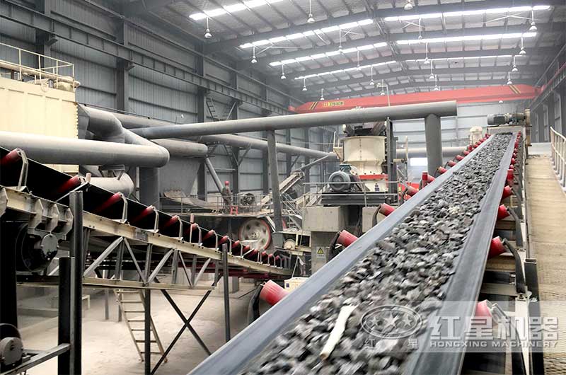 打花崗巖的機(jī)器作業(yè)現(xiàn)場 打花崗巖的機(jī)器作業(yè)現(xiàn)場