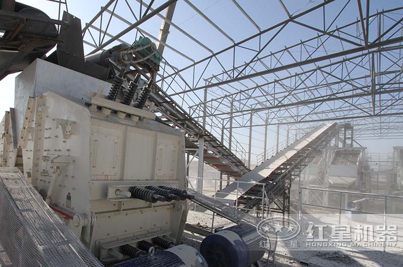 大型破碎機(jī)設(shè)備作業(yè)現(xiàn)場(chǎng) 大型破碎機(jī)設(shè)備作業(yè)現(xiàn)場(chǎng)